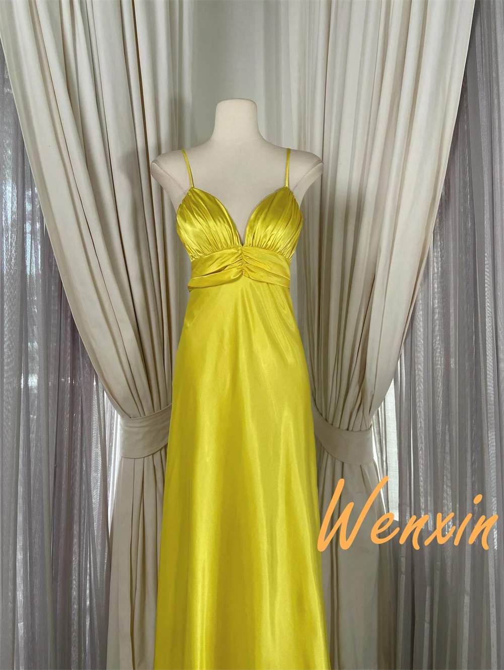 Robes de soirée en Satin jaune simples personnalisées, col en v, sans manches, robes de soirée à la mode pour occasions spéciales