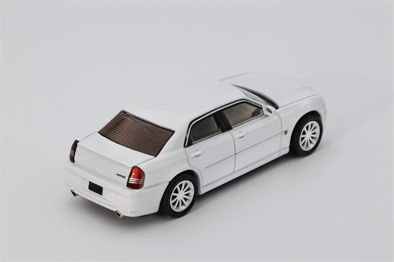 

Миниатюрная модель автомобиля DCT 1:64 SRT8 300C серого/красного/белого цвета, литая под давлением, в подарок
