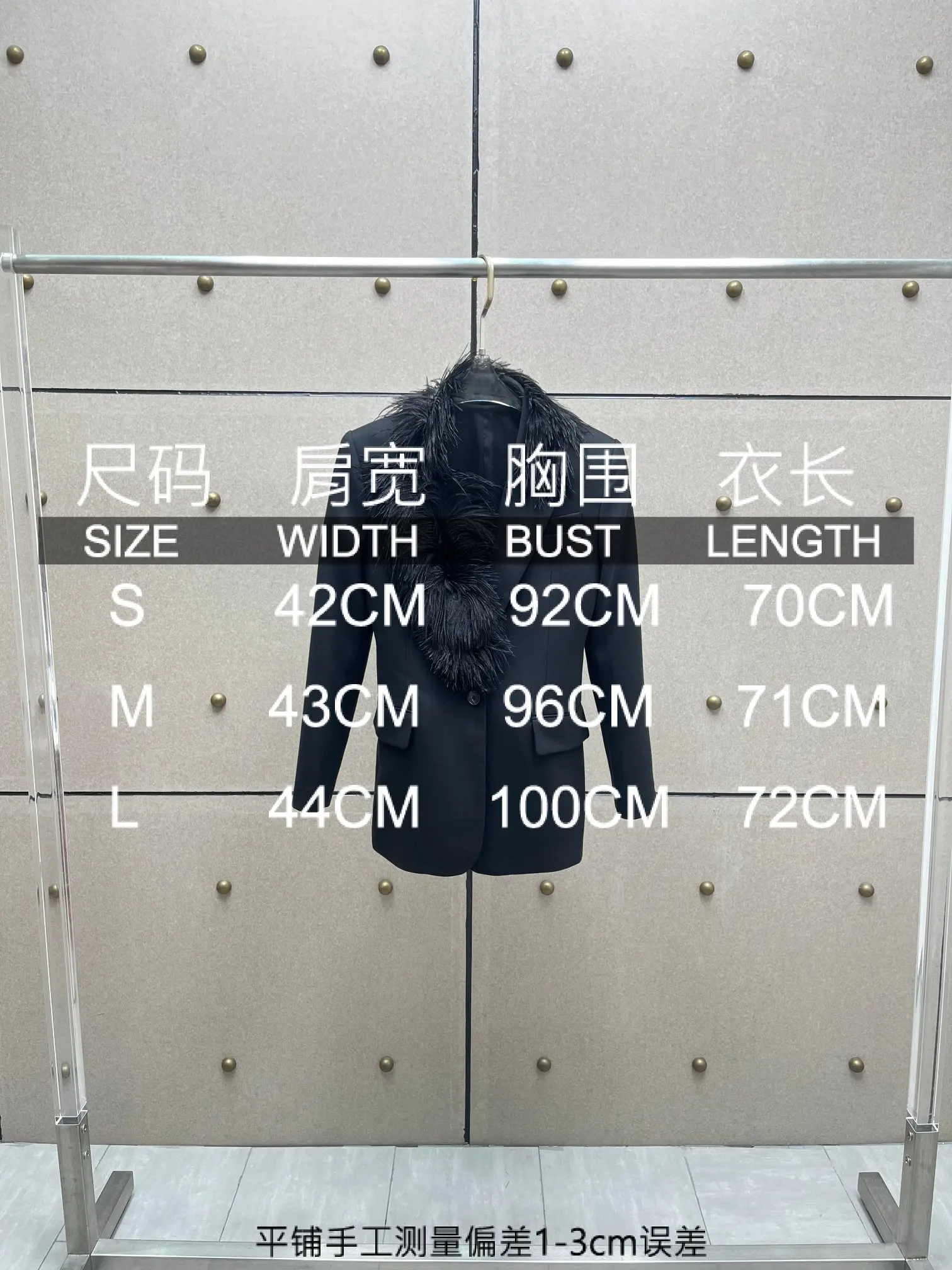 

Новый пиджак с воротником из страусиного меха, изысканный и элегантный, женственный, легкий, роскошный и высококачественный, с затянутой талией.