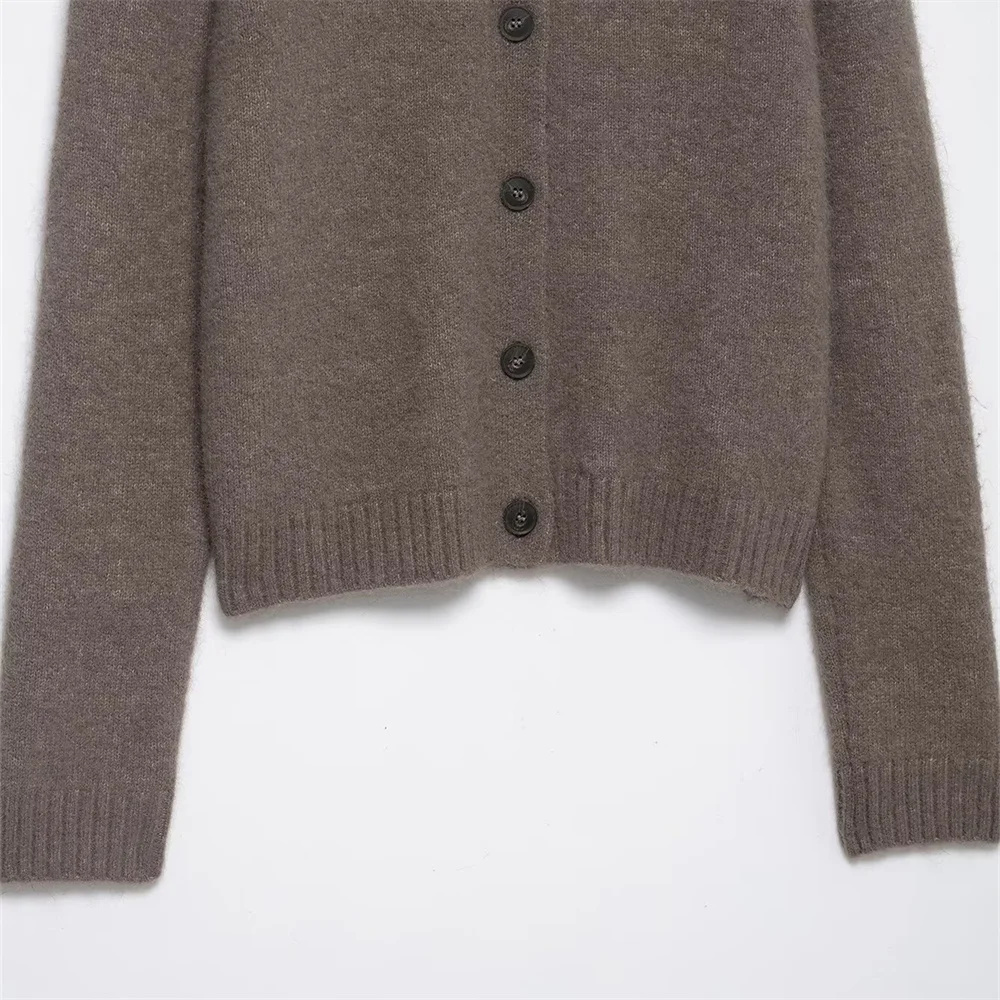 Nowa kolekcja jesień-zima: damski płaszcz z dzianiny z prążkowanym wykończeniem, długim rękawem i kołnierzem z efektem sztucznego futra.