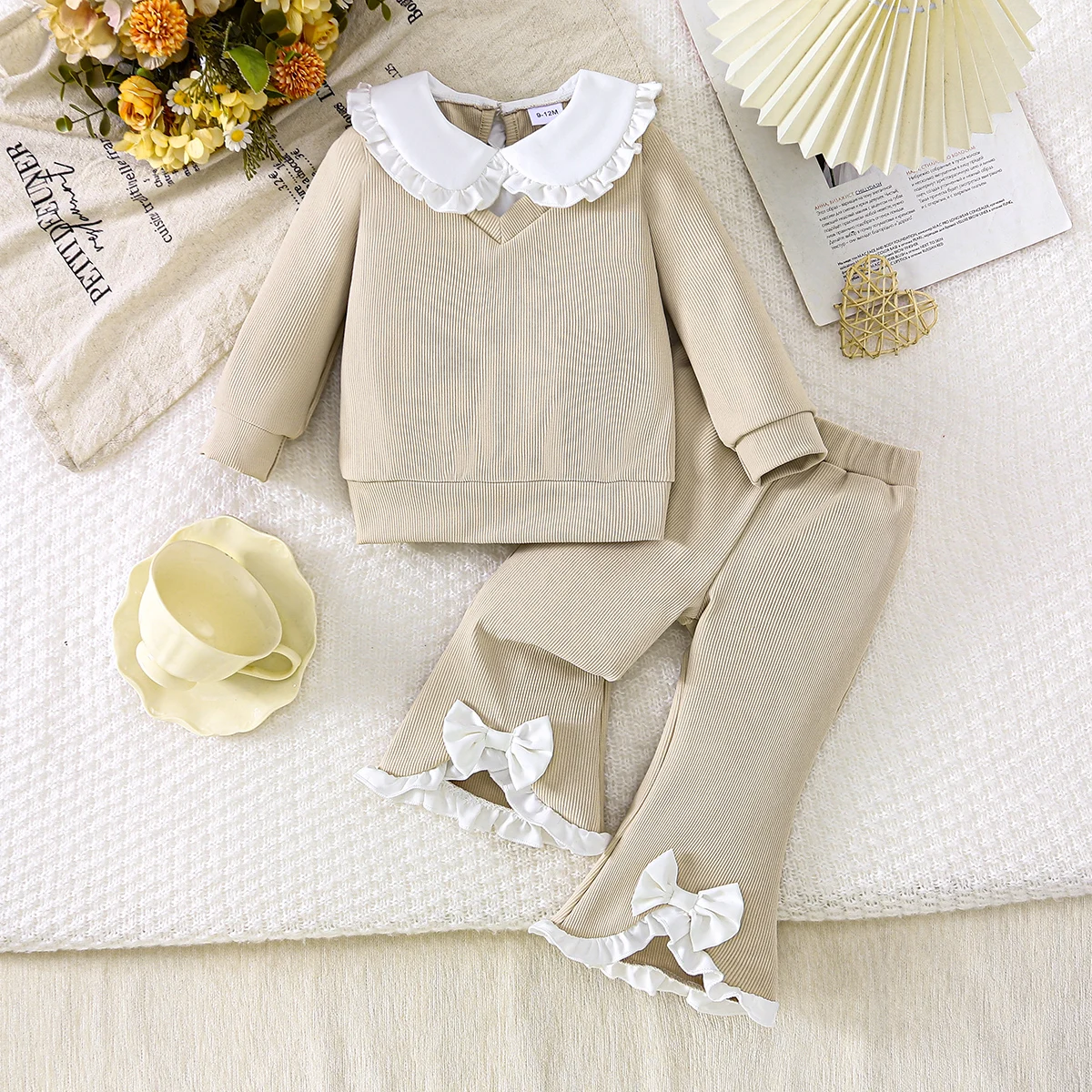 

Весенне-осенний комплект для девочек (0-4 года): бежевый вязаный топ с воротником Питер Пэн и брюки с кружевной отделкой, 2 предмета: мягкая, приятная к коже вязаная ткань, теплый.