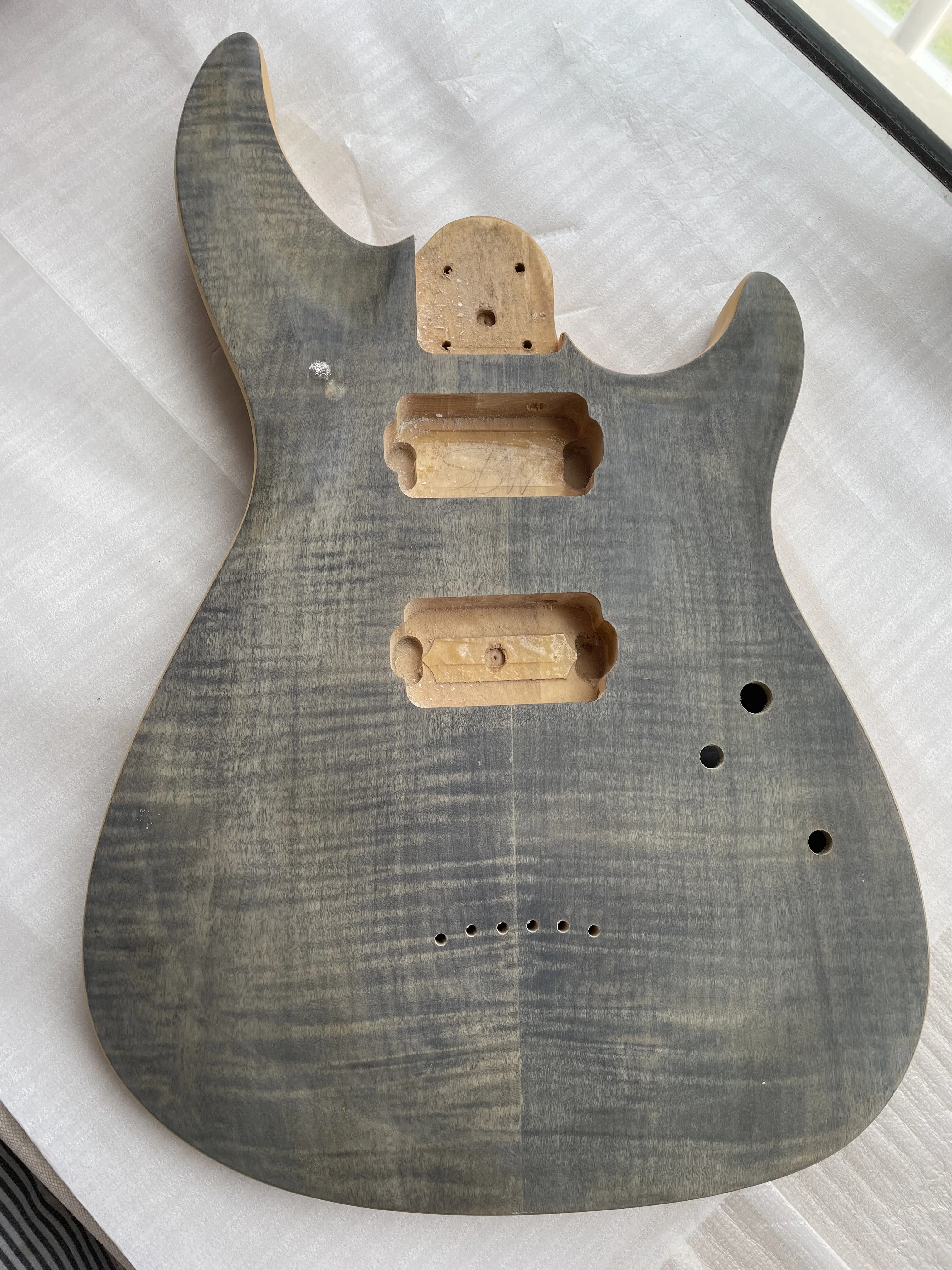 

Semi-finished Electric Guitar Body, Defective Hand Brush, Unfinished Basswood, Flame Maple Veneer, Real Photos, Stock