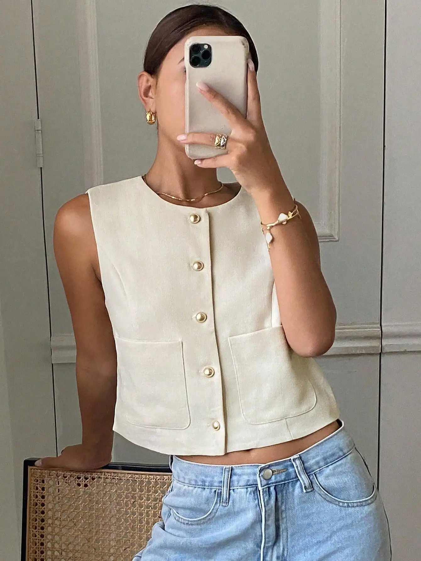 

Кремовая укороченная куртка без рукавов с пуговицами спереди и накладными карманами