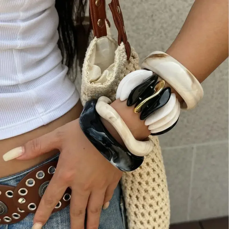 أزياء أسود بيج سميكة الراتنج الاكريليك أساور مرنة هندسية غير النظامية واسعة الكفة الإسورة أساور للنساء الجمالية ﻿