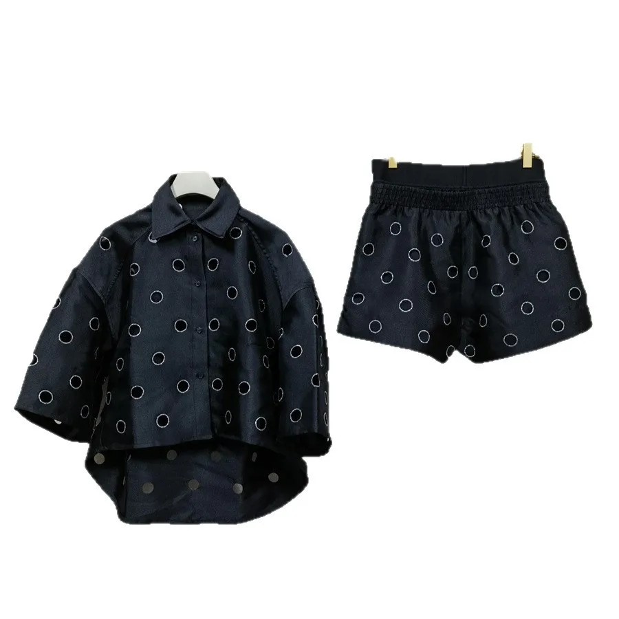 【Darmowy Prezent】Zestaw damski na wczesną jesień 2025: koszula z dekoltem w kształcie serca, z odkrytymi ramionami i szorty, zdobiony dżetami.