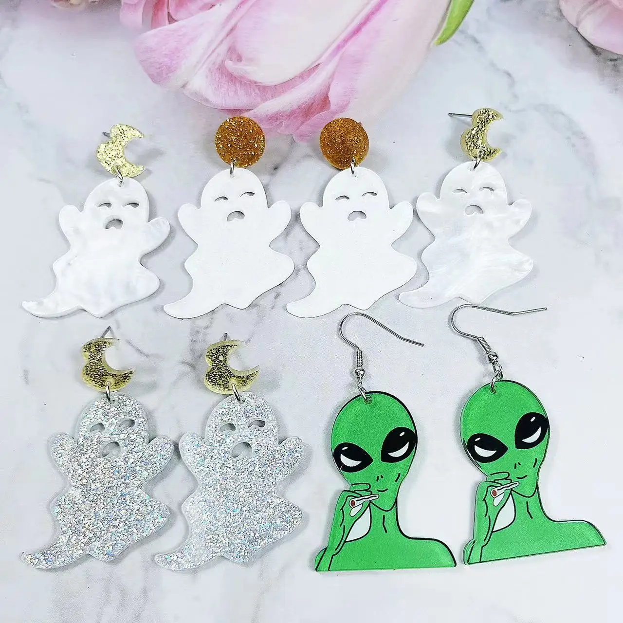 أقراط متدلية بتصميم شبح مضيء هالوني ، نمط كرتون للحفلات ، مجوهرات أكريليك ، زينة أذن للمهرجانات رائعة