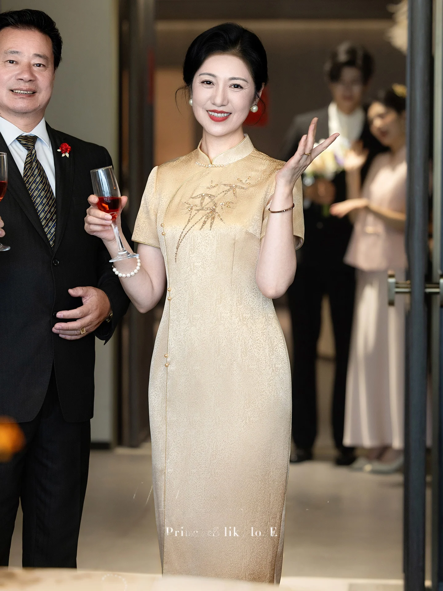 

Новое китайское свадебное платье Qipao 2025 года класса люкс для матери невесты и свекрови, дышащее, с коротким рукавом