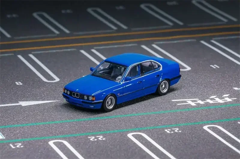 DCM 1:64 E34 5-Series Sedan Black / White / Blue limited500 Diecast Model Car