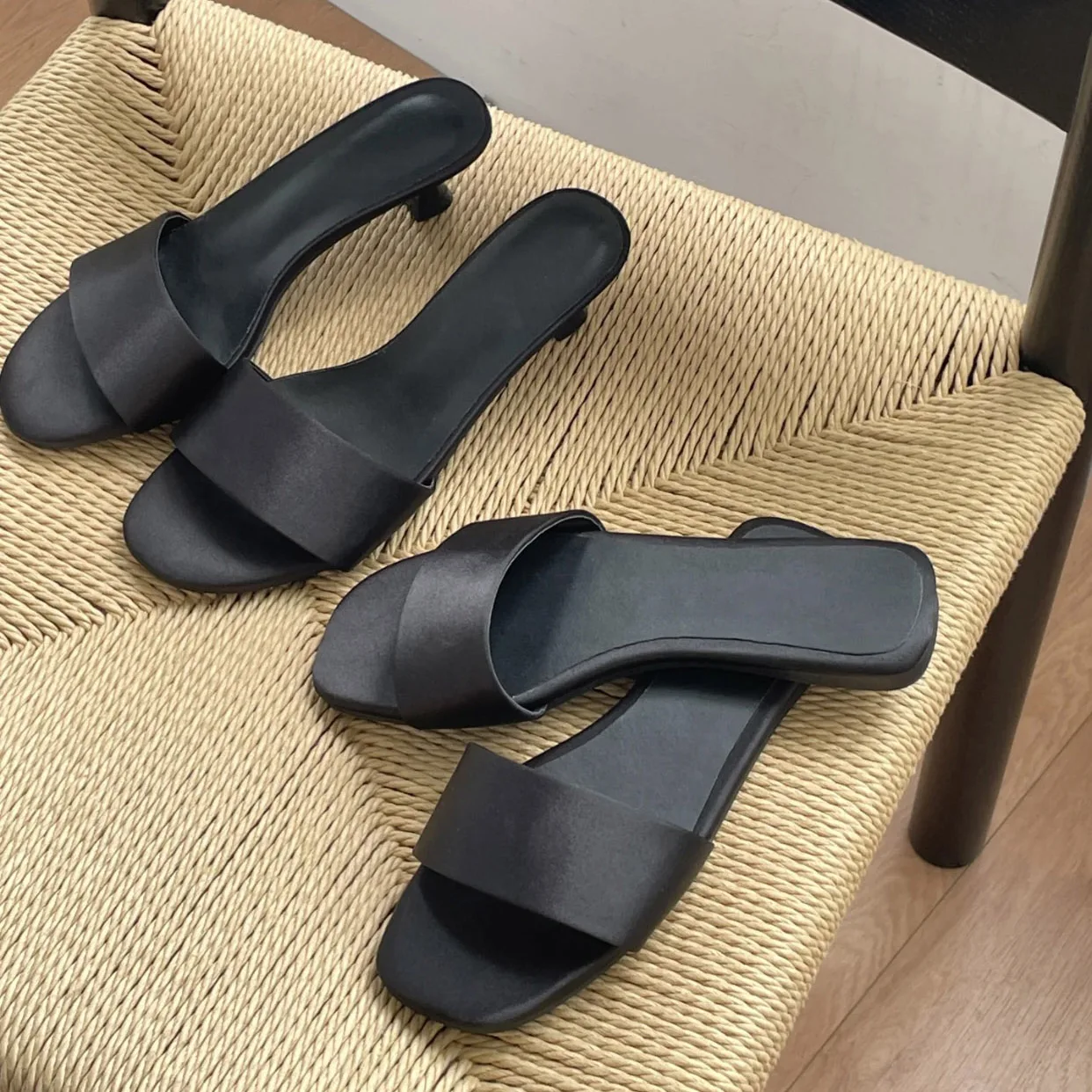 

Лето 2023, новые простые высококачественные женские тапочки из натуральной кожи с круглым носком и открытым носком, корейские резиновые тапочки на низком каблуке...