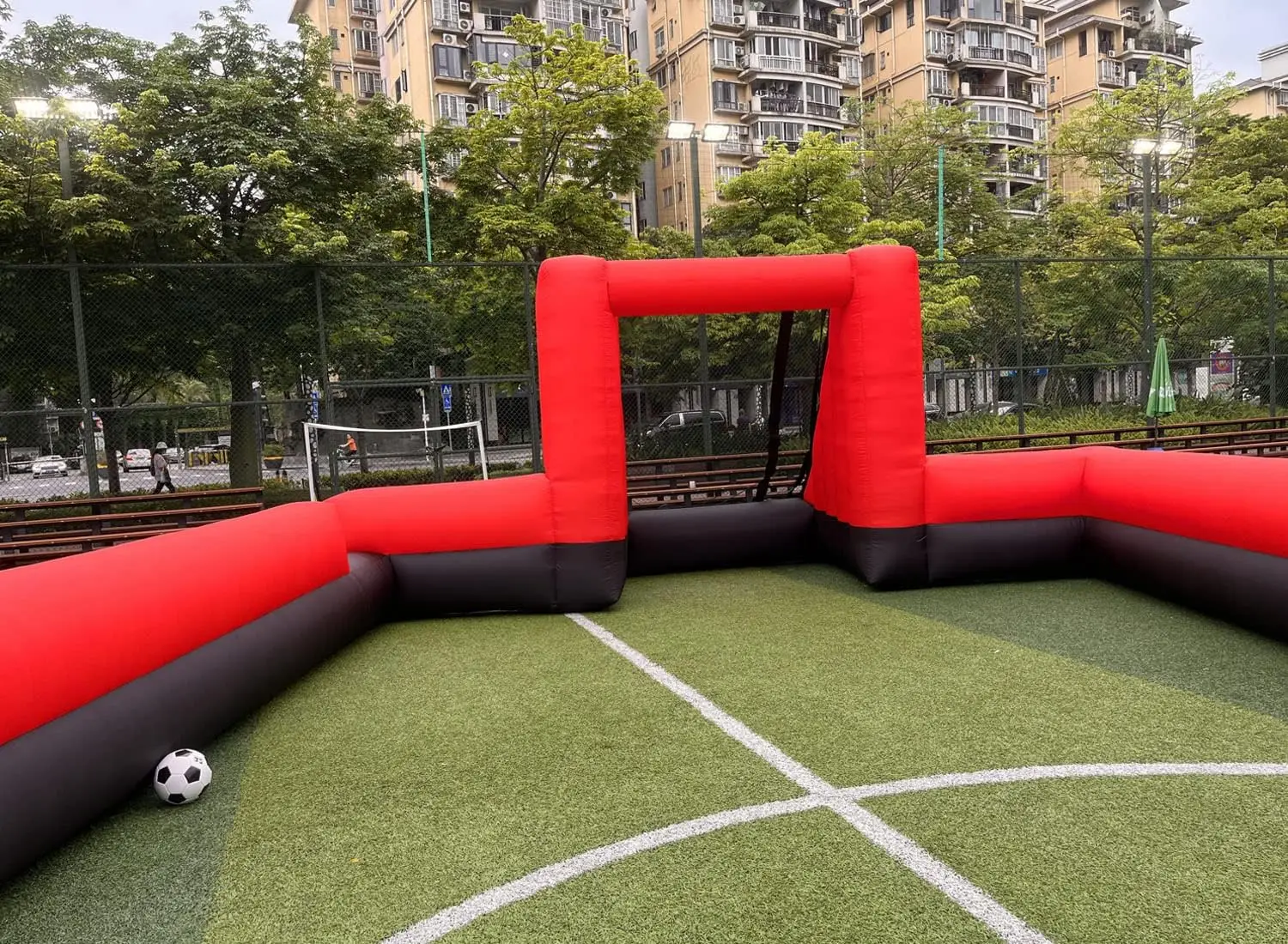 40 Fuß x 20 Fuß aufblasbares Fußballplatz für den Außenbereich, aufblasbarer Fußball- und Fußballplatz für Spiele im Schulspielplatz/Familie/Team