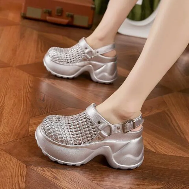 

Новые женские сандалии на толстой подошве 2026 года, летние, с вырезами, дышащие, универсальные, серебристые, черные, увеличивающие рост, женская обувь