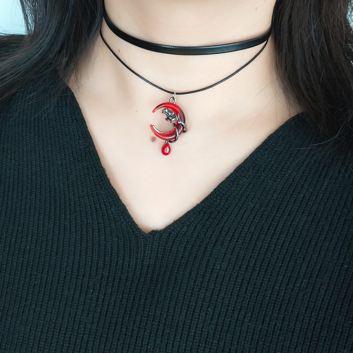 قلادة حلوة ولطيفة من البولي يوريثان باللون الأسود بطبقة مزدوجة من البولي يوريثان باللون الأحمر على شكل وردة قمر وقلادة على شكل قلادة وإكسسوارات نسائية #1