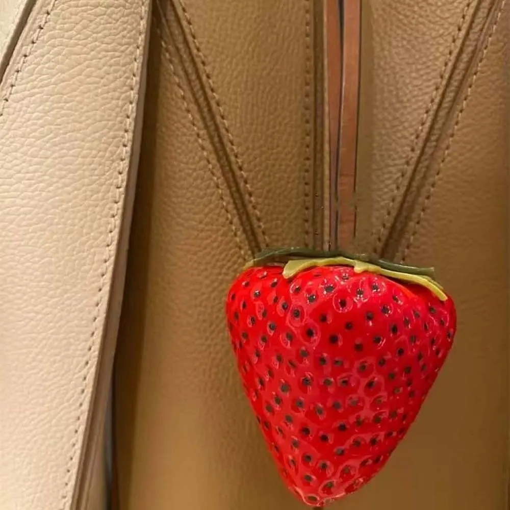 재미 있은 방수 딸기 열쇠 고리 우아한 합금 다목적 가방 매력 수제 생생한 빨간색 수지 과일 펜던트 소녀