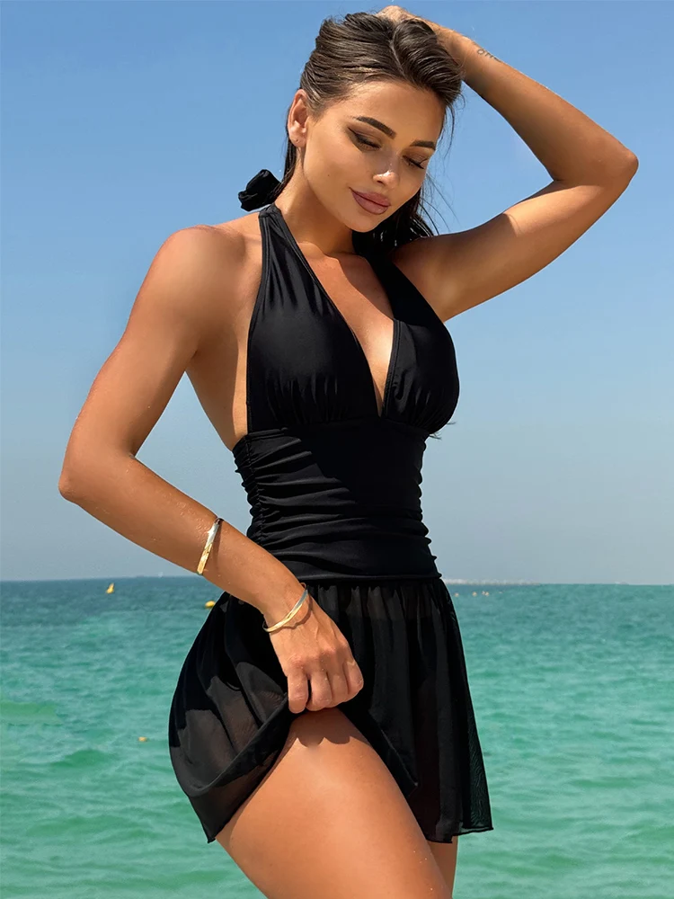 

Женский купальник из двух частей с глубоким V-образным вырезом, завязками на талии и складками на животе, сетчатыми вставками и отделкой в виде гибискуса.