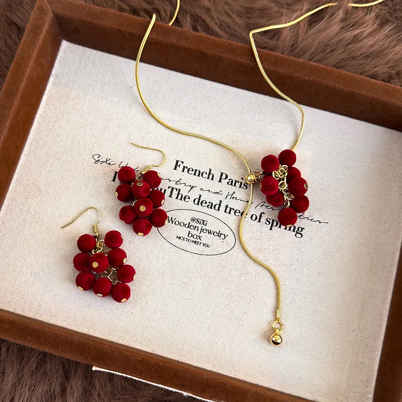 Premium Velvet Flocked Grape Cluster Pendant Necklace Christmas New Year Fashion Layered Collarbone Chain for Women