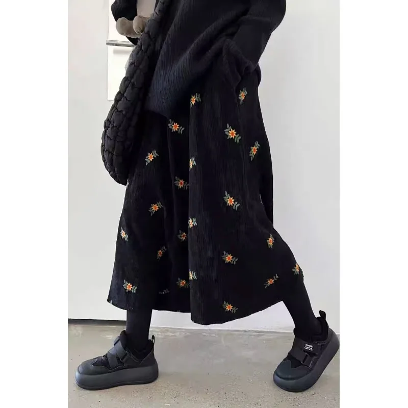 レトロ花柄 A ラインミニスカート女性の秋冬肥厚コーデュロイ多用途ハイウエストロングスカートセーターと一致