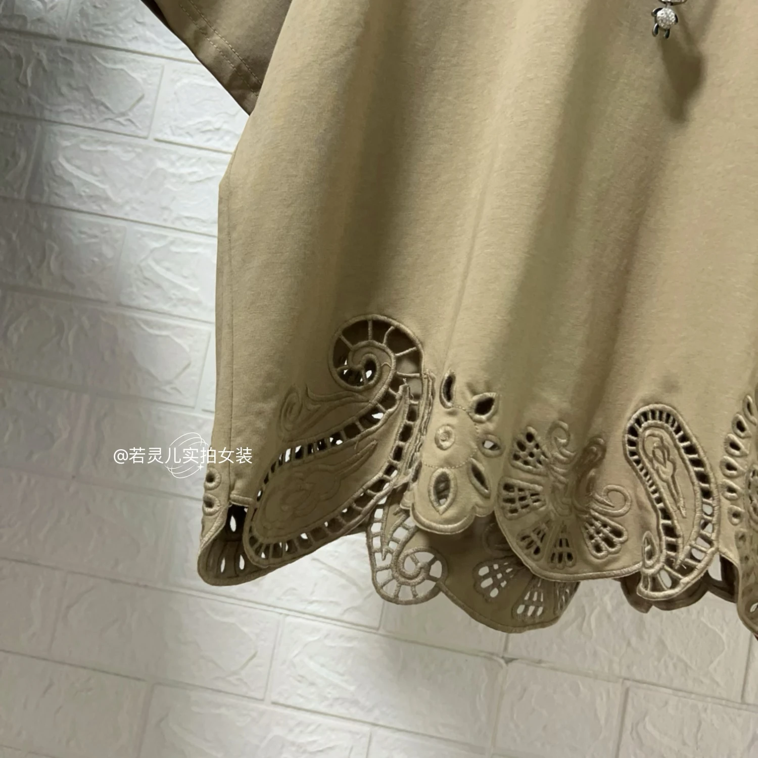 تي شيرت نسائي كاجوال فضفاض مناسب بتصميم مجوف وأكمام قصيرة