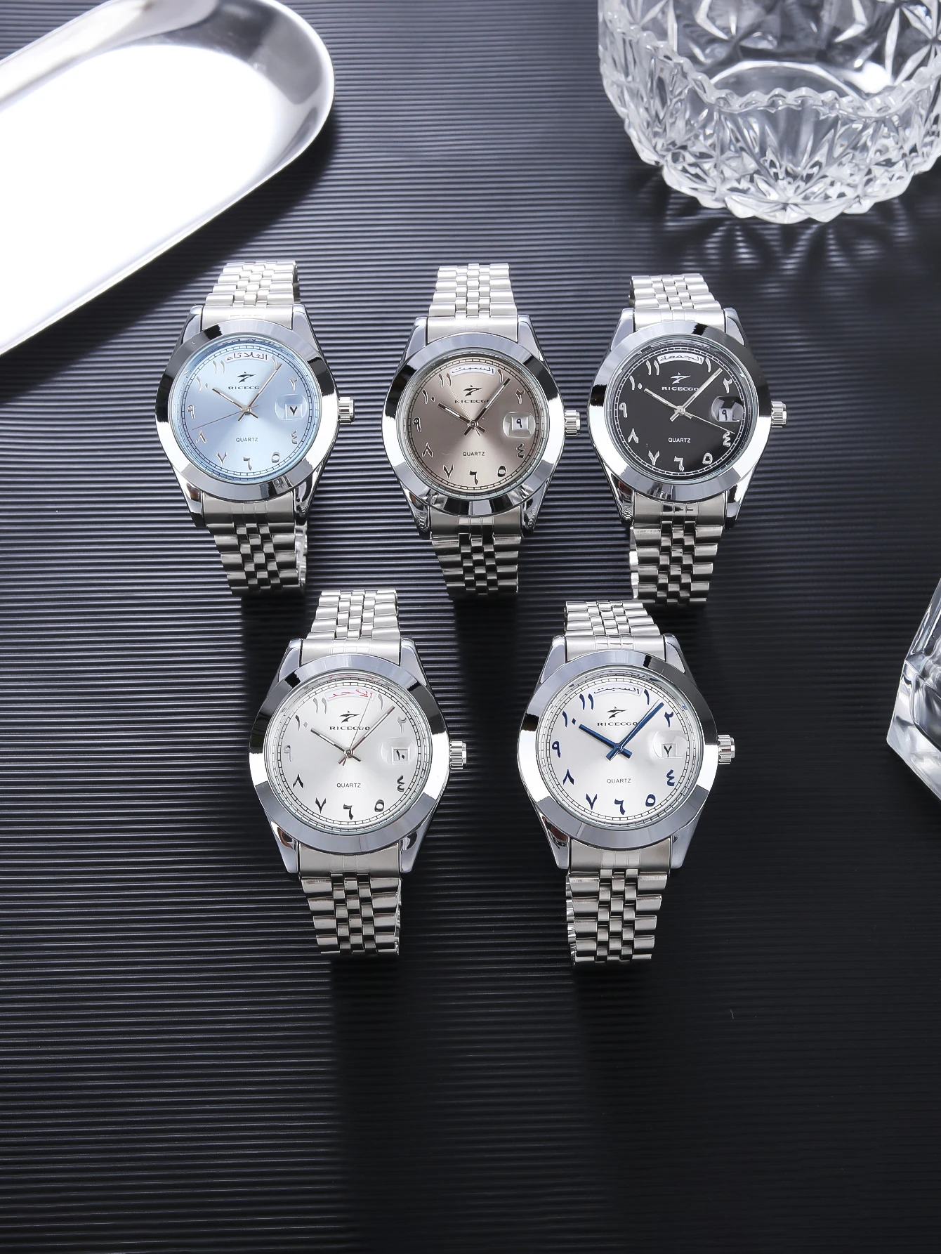 Quarz-Herrenuhr mit arabischer Ziffernskala, Kalenderanzeige, Edelstahlarmband, schlichtes Zifferblatt, geeignet für