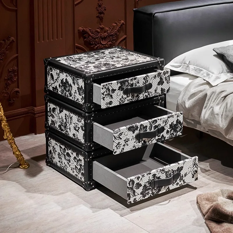 طاولة بجانب السرير دوارة كلاسيكية، طاولة حافة أريكة بسيطة، خزانة زخرفية لتخزين الفن الجلدي