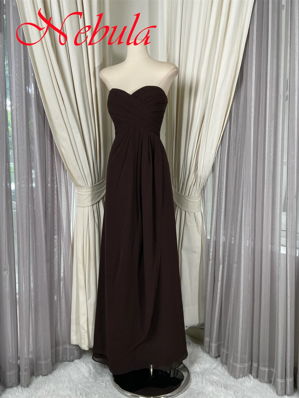 Maßgeschneidertes, hochwertiges Chiffon-Abendkleid in Braunheit, elegantes, anmutiges, trägerloses, ärmelloses Abendkleid, klassische Promi-Kleider