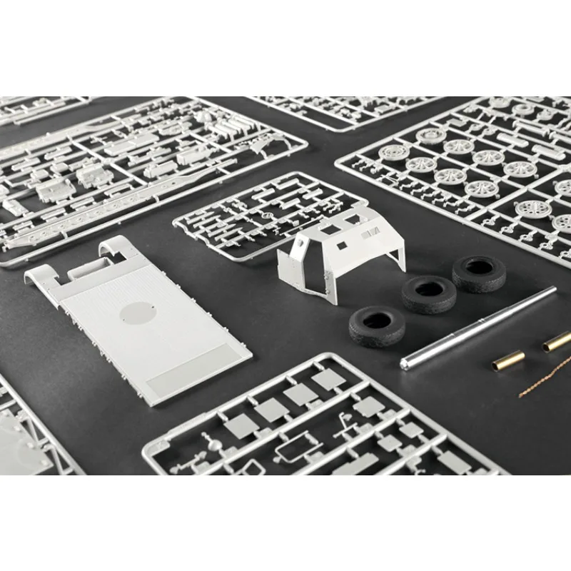 Kit de modelo montado em plástico trompetista 09577 Schwerer Zugkraftwagen 18 t com aba de 8,8 cm 1/35