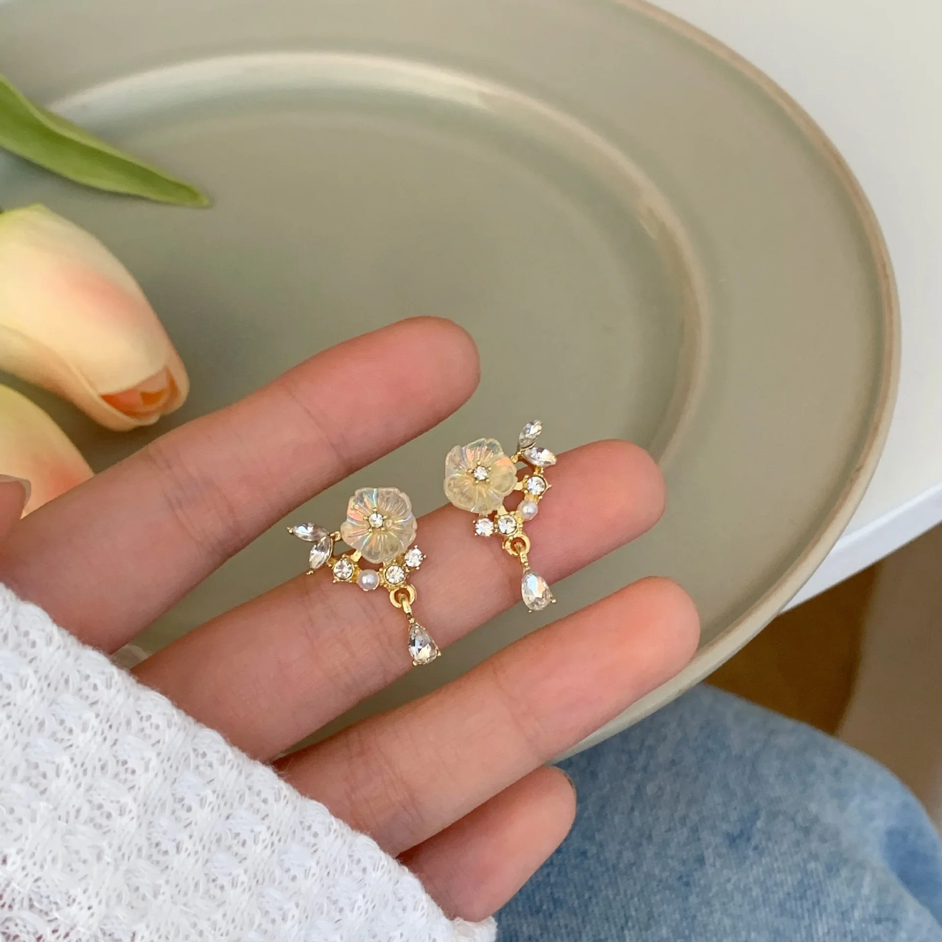 Korean Style Moon Lingth Pearl Flower Earrings Simple Temperament Zircon Flower Clip on Earrings Earrings Without Piercing Ears