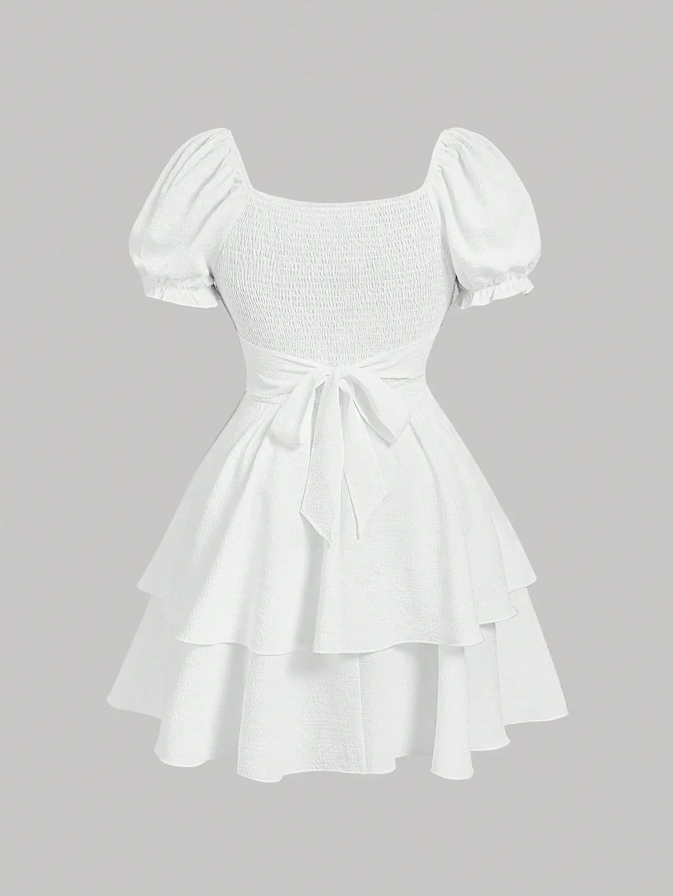 

Белое мини-платье с пышными рукавами, квадратным вырезом, многоярусной юбкой и бантом на талии