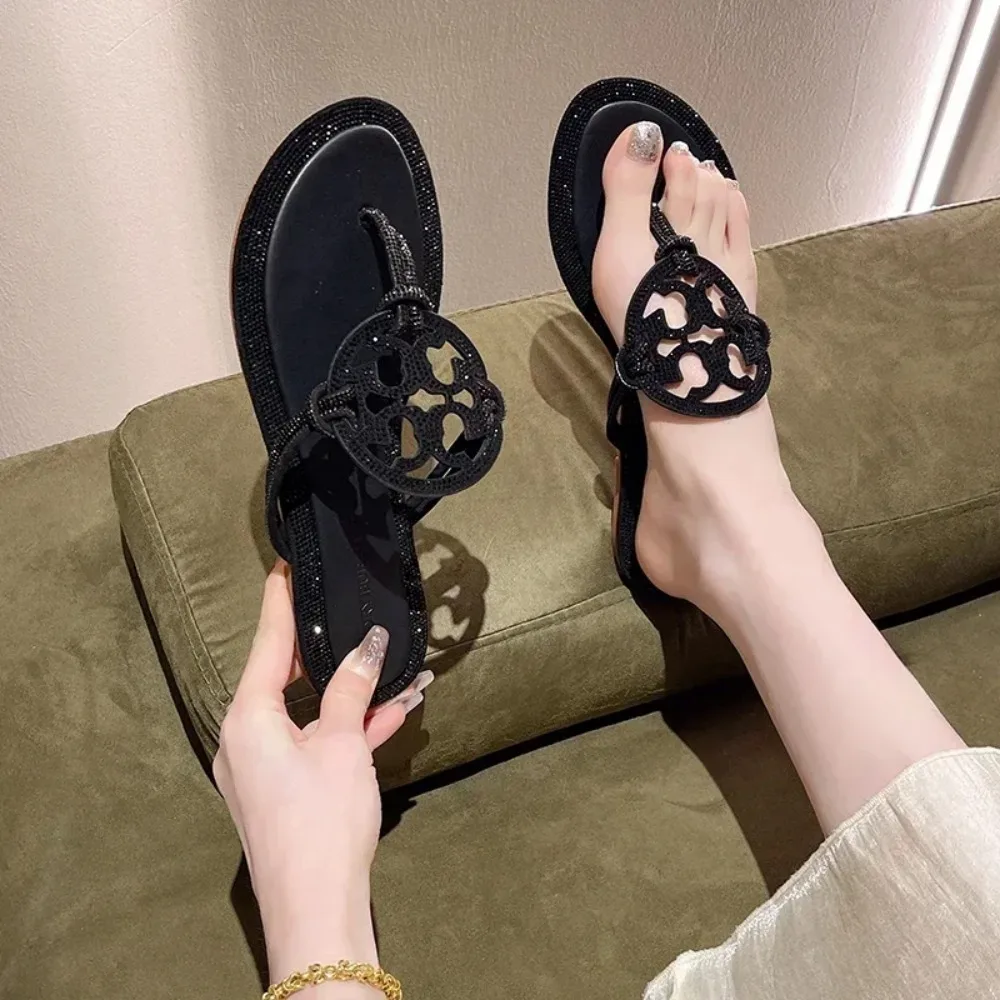 TB المرأة الصنادل المسطحة 2025 صيف جديد الفتيات الوجه يتخبط مع أحجار الراين الراحة الجلود الشرائح للنساء فستان نعال شاطئ