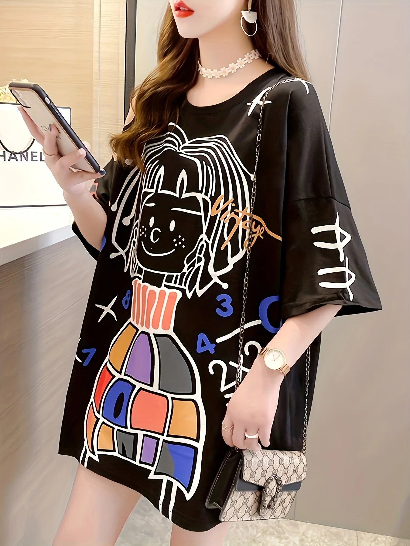 Duży rozmiar, luźny, modny i stylowy, wyszczuplający T-shirt damski z krótkim rękawem, z nadrukiem kreskówkowym, okrągłym dekoltem i średniej długości.