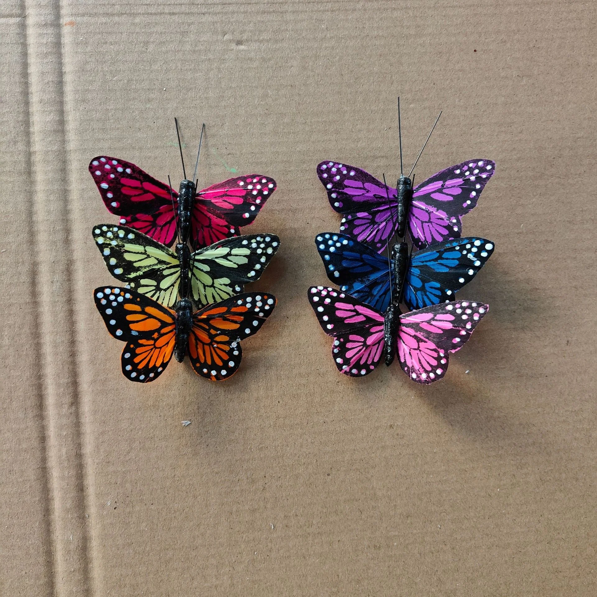 فراشات ريشة صناعية مصنوعة يدويًا على شكل فراشة مونارك لتزيين حفلات الزفاف والهالوين