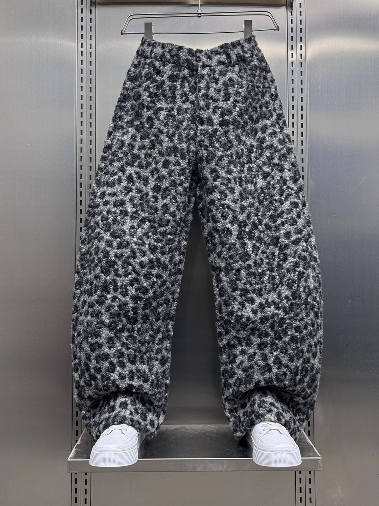 

Мужские широкие брюки на осень-зиму: свободные, струящиеся, повседневные, универсальные, прямого кроя, с леопардовым и клетчатым принтом