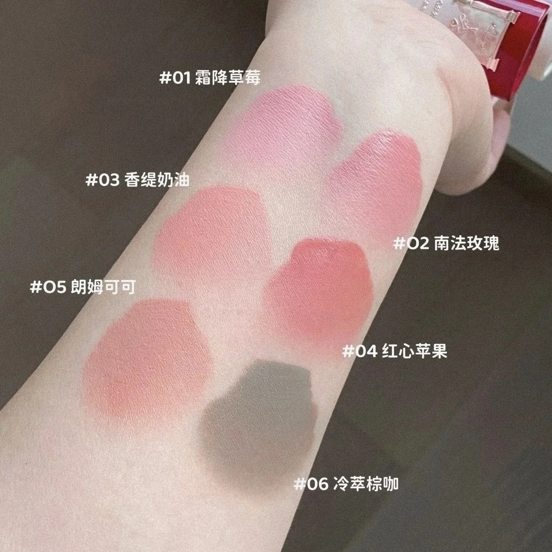 Flower Knows Fard alla fragola Rosa liquida Polvere a bassa saturazione Fard Mousse Matte Rouge naturale Illumina il contorno delle guance del viso