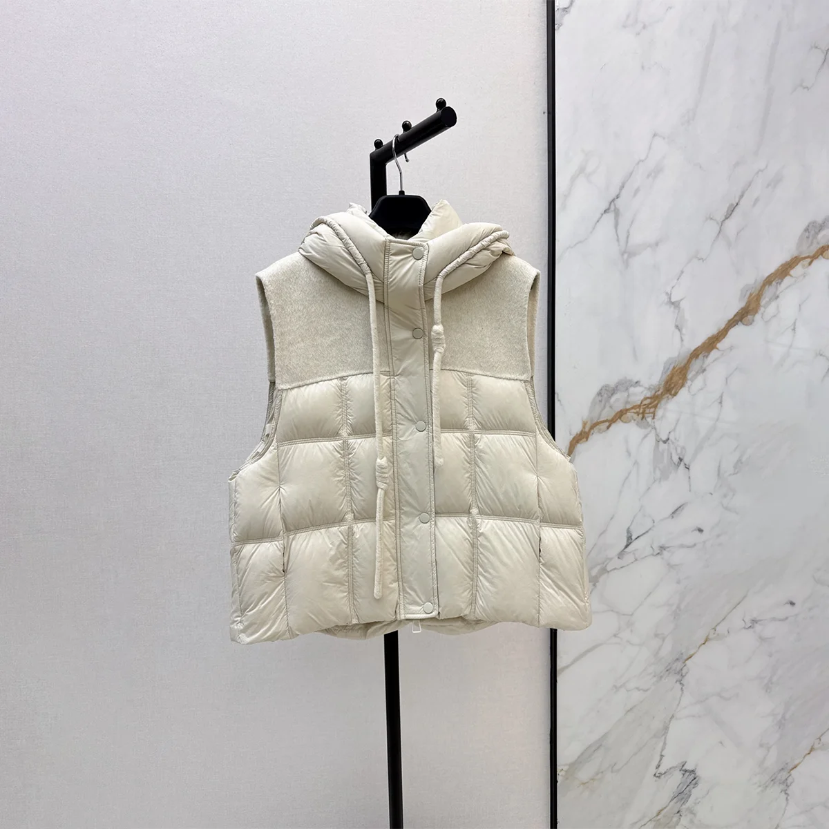 2026 Women Hooded Spliced Down Vest, Polyester Patchwork Sleeveless Puffer Gilet261021190