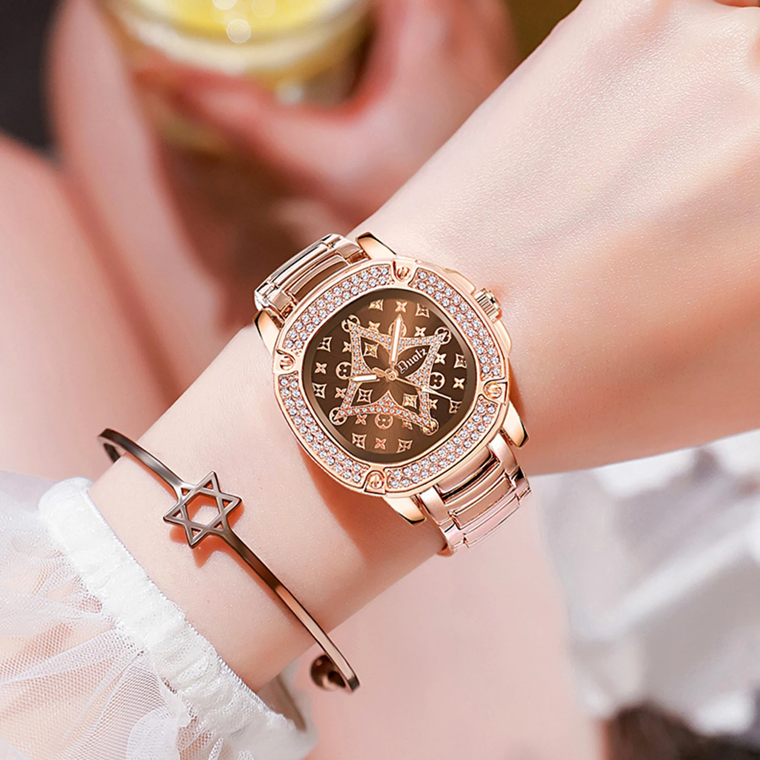 Elegant and fashionable women\'s rose gold inlaid diamond dial exquisite women\'s quartz waterproof watch