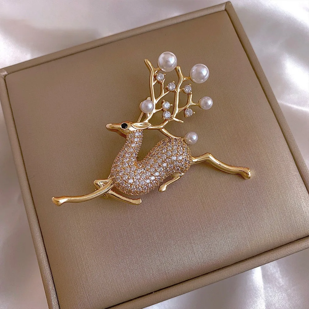 Christmas Elk Pearl Deer Brooch Female Suit Anti Glare Internet Celebrity Fashion Sweater Pin Chest Holiday Flower Jewelry Gift