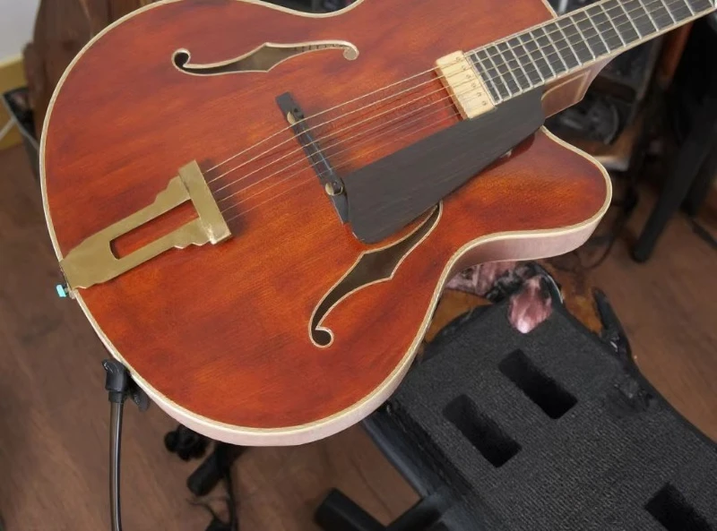 

Электрическая гитара Archtop ручной работы с джазовым пламенным кленовым элементом, грифом из черного дерева с вырезом архаитом и корпусом из ели