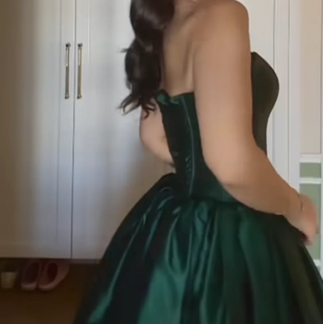 فساتين سهرة باللون الأخضر الداكن بدون حمالات بخصر عالٍ فساتين حفلة موسيقية مكشكشة من قماش التفتا