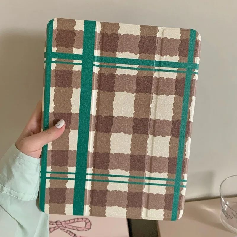 

Tri-fold Stand Pencil Holder Retro Plaid Tablet Case for iPad Pro 11/12.9/13in Air6/7/8 11/13inch 2026 M2 M3 M4 Protective Cover