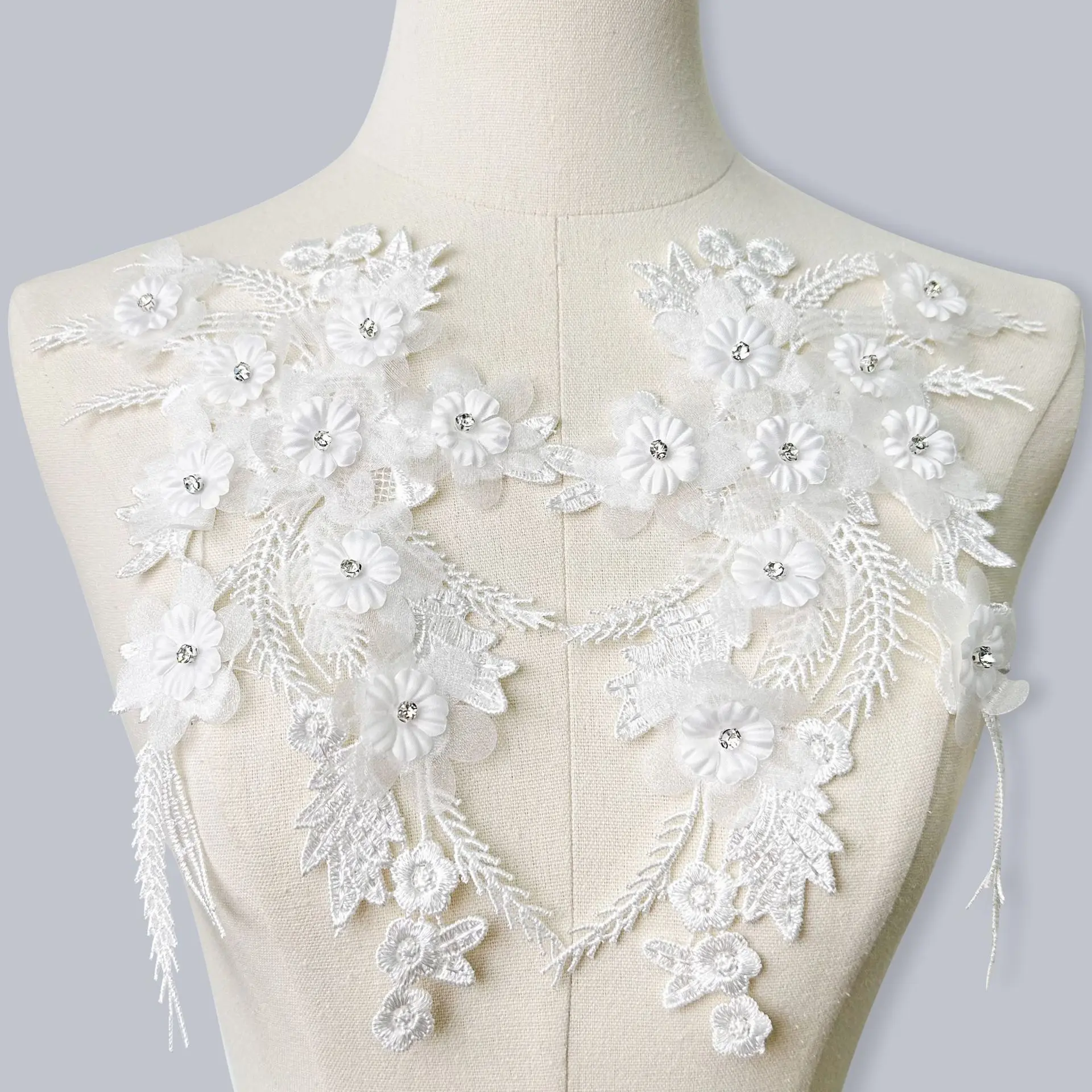 

Ручная работа: 3D-цветочная аппликация из бисера и кружева