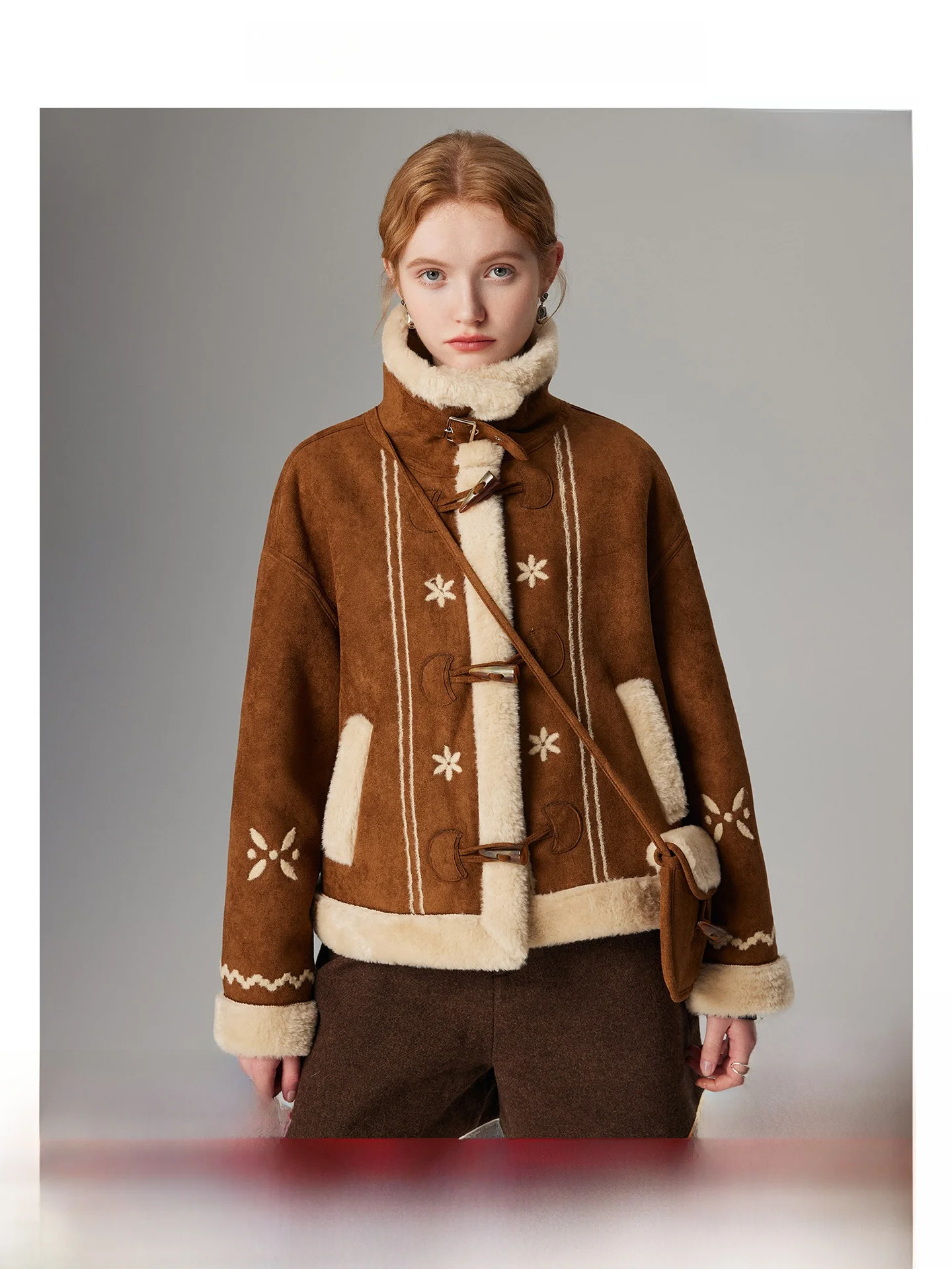 

Экологичная женская куртка с вышивкой, мехом, сумкой и пуговицами из рога, с элементами кожи и меха, в корейском стиле