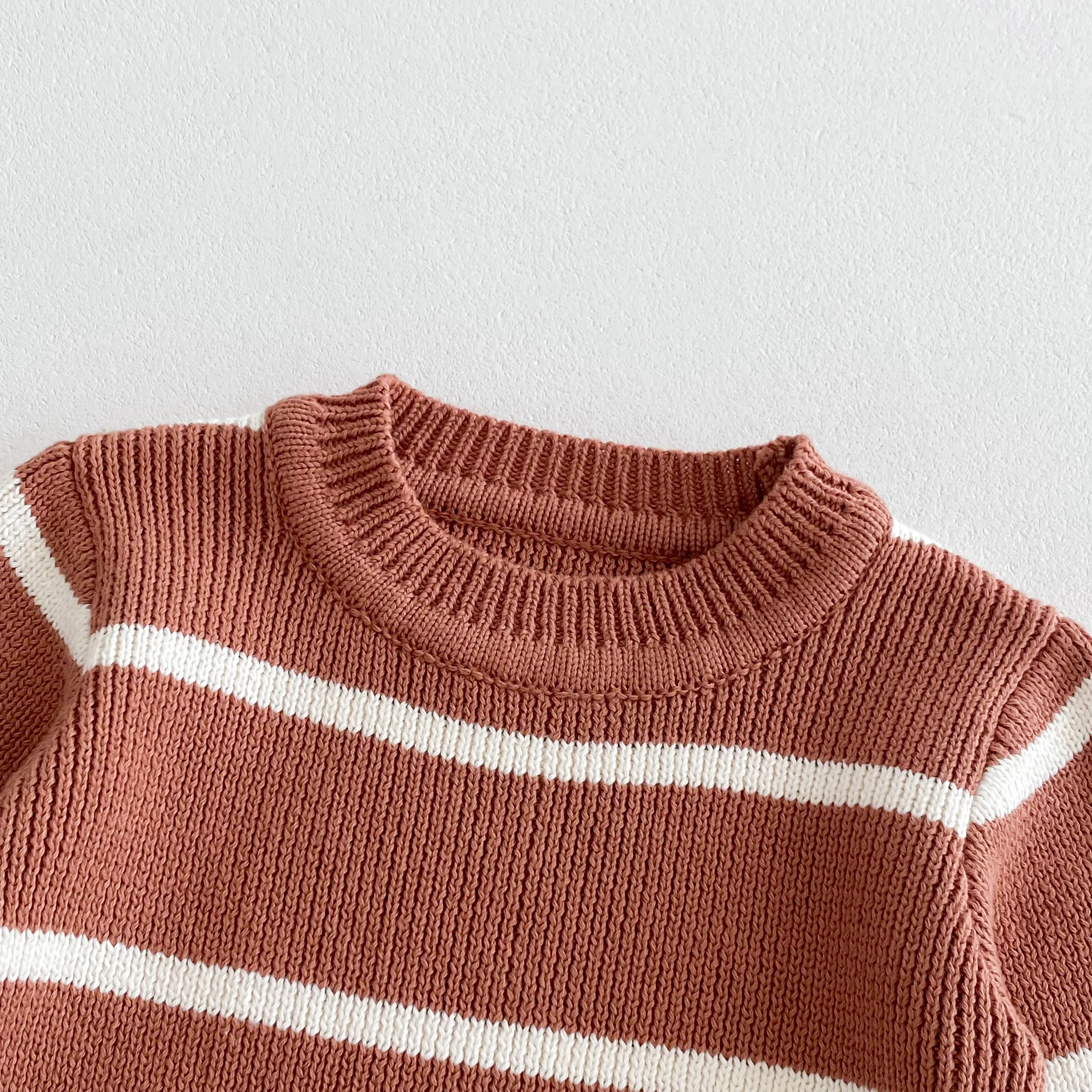 Herbstliches Strickpullover-Set für Babys, Jungen und Mädchen, lockeres, gestreiftes Oberteil mit modischen Hosen mit Patchwork-Muster. – Detail 7