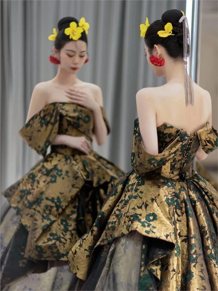 

A new Chinese-style toasting dress with one-shoulder shoulder covering the is used at banquets and coming-of-age ceremonies