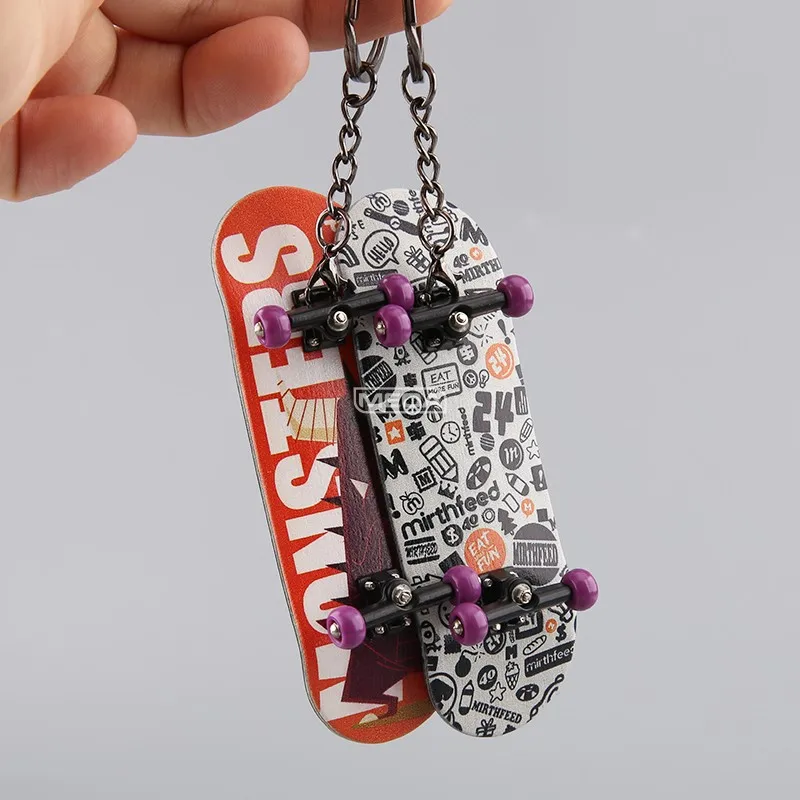 Portachiavi per skateboard con dita in legno d'acero Mini tavolo da dito tascabile professionale per alleviare lo stress Giocattolo educativo per bambini