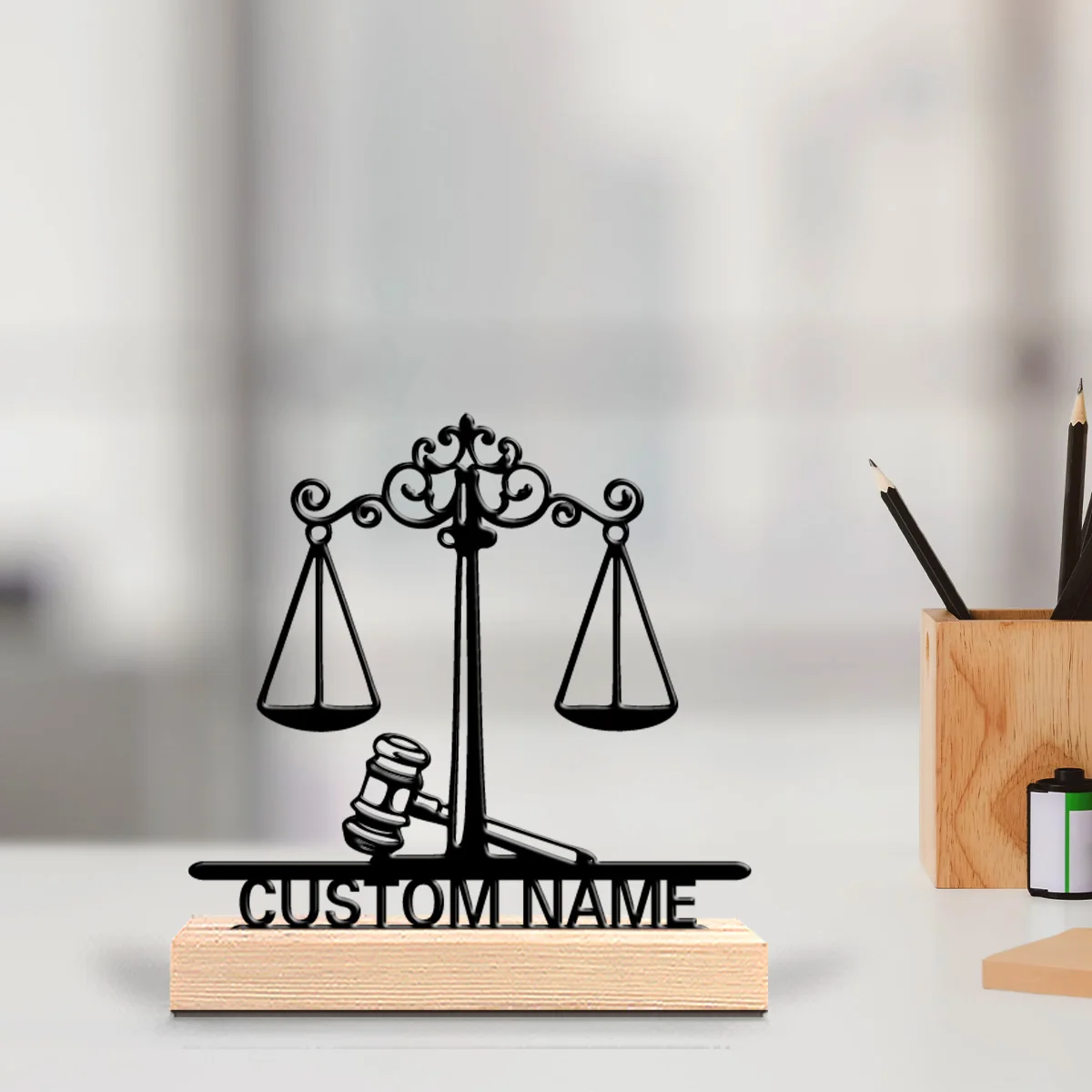 1 pièce Art métallique personnalisé et tendance en forme de balance, avec base en bois, pour table, idéal pour les cadeaux d'avocat et de bureau