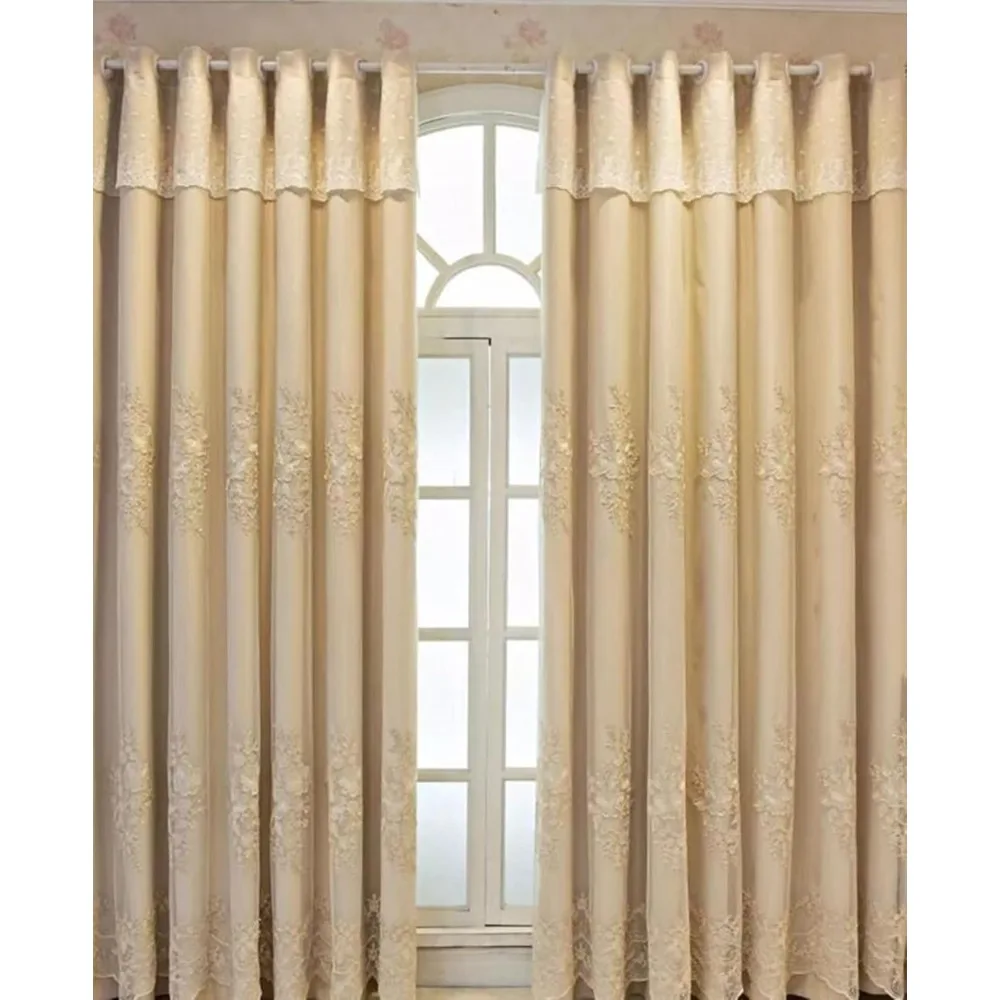 Dwuwarstwowe beżowe zasłony z koronkowym haftem, 2 panele, 300 cm szer. x 270 cm wys., idealne do sypialni i salonu, zapewniające prywatność i styl.