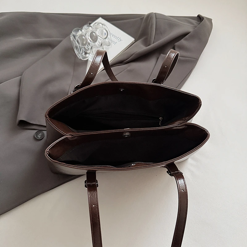 حقيبة يد فاخرة ذات سعة كبيرة للنساء 2025 اتجاهات العلامة التجارية بولي Leather حقيبة تسوق كتف جلدية أسود بني كيس رئيسي