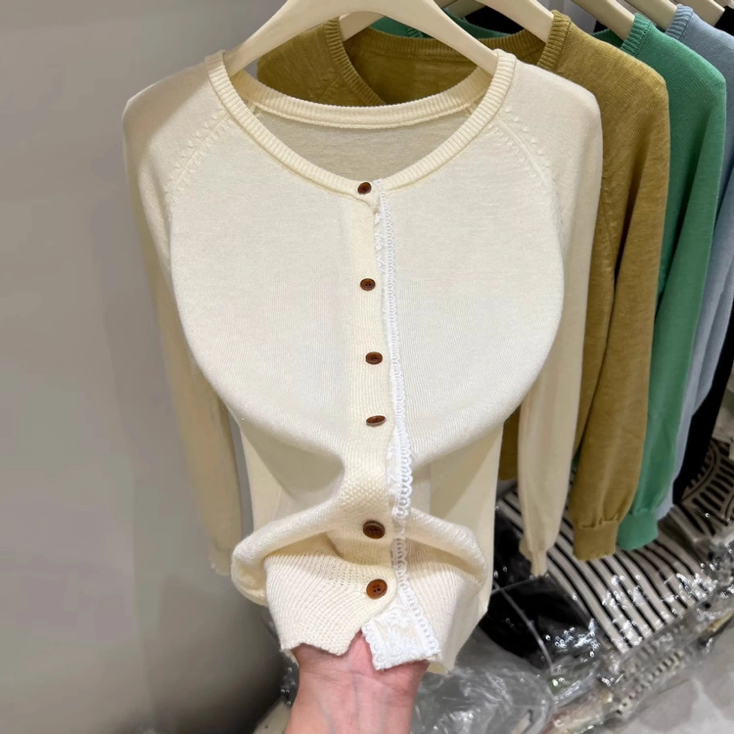 Dames herfst winter 2025, nieuwe lange mouwen, casual, veelzijdige trui, Franse O-hals, kanten rand, enkele rij knopen, gebreid vest