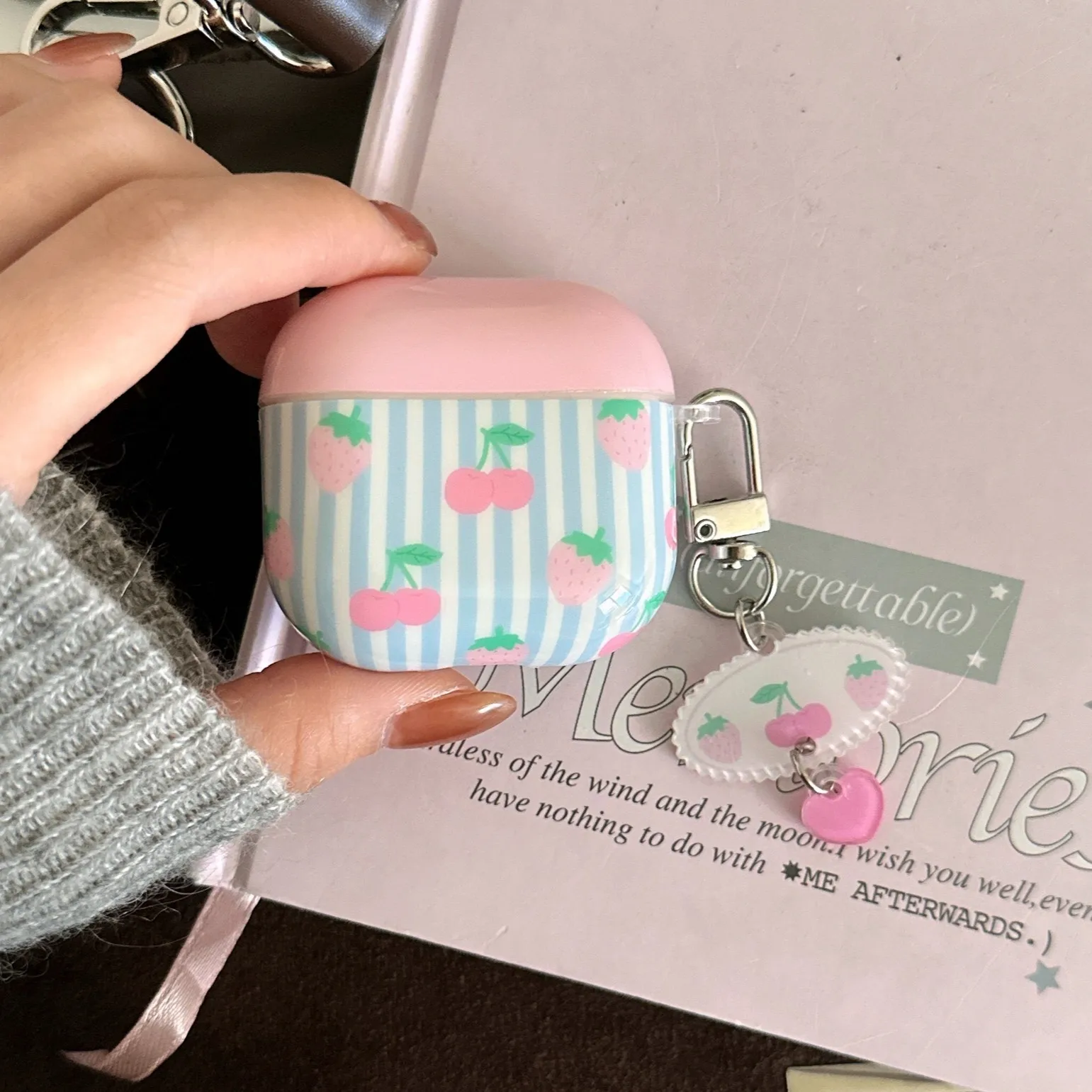 Blau gestreift rosa Erdbeere Kirsche + ovales Herz Anhänger Kopfhörerhülle geeignet für Apple/Für Airpods Pro2 Hülle/Für Airpods3 Hülle/Für Airpods2 Hülle/Modische Damen Kopfhörerhülle