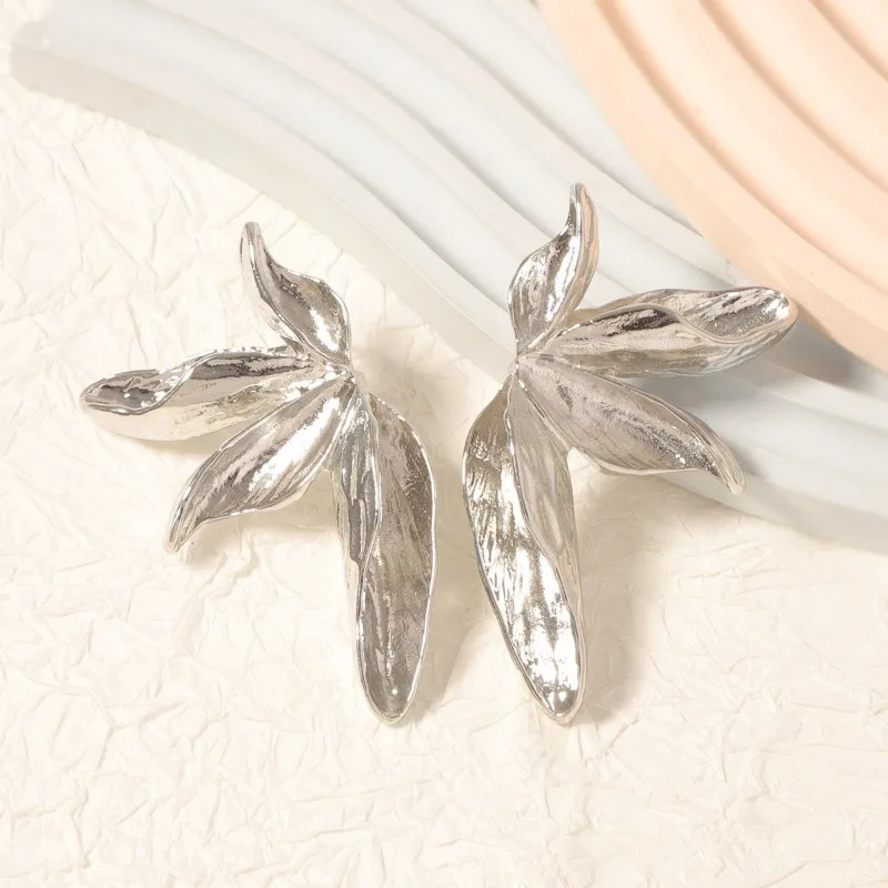 

Новые персонализированные серьги-гвоздики в стиле ретро с вертикальной текстурой из сплава, в форме кленового листа, простые и оригинальные