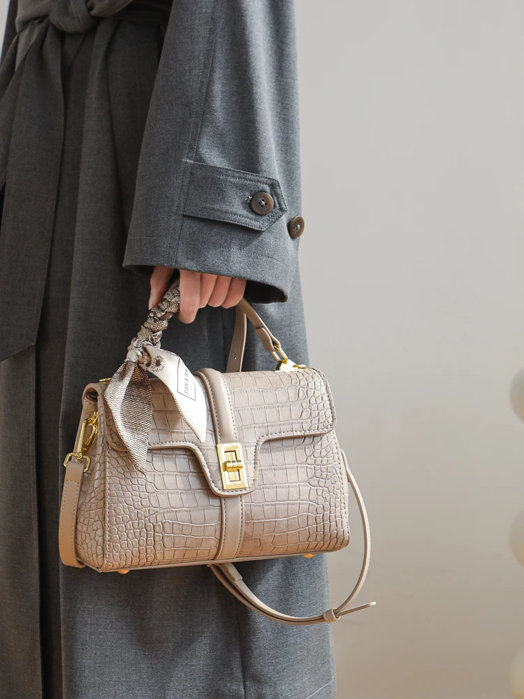 

Luxury Commuter Crocodile Pattern Women's Crossbody Bag Large Capacity Handbag Single Shoulder Bag Retro Style Soft PU Leather
